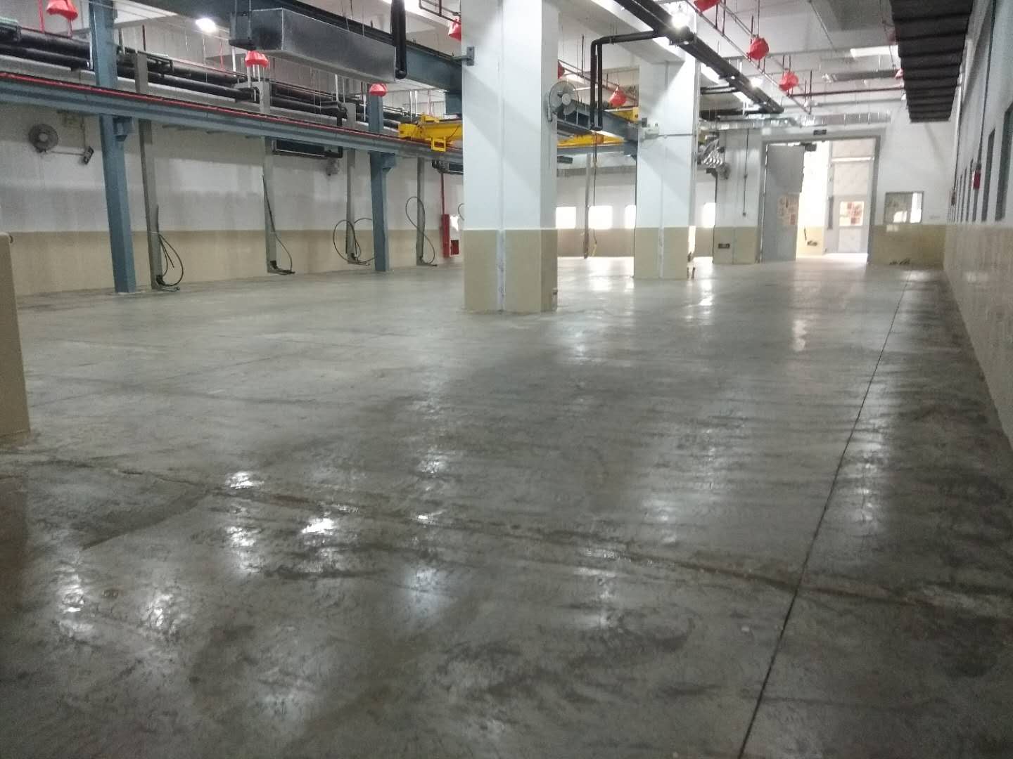 為什么我不爽快地告訴你環(huán)氧地坪漆施工價(jià)格是多少錢一平方？