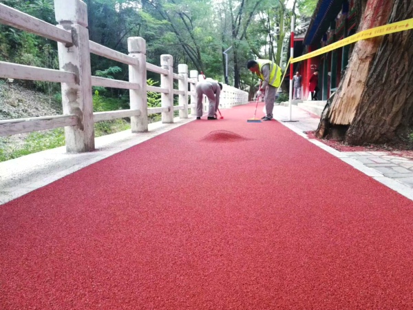 透水彩色路面制作的跑道材料通常是哪些？
